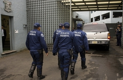 メキシコの警官、物品窃盗罪で「相棒」の警官に逮捕される