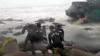 台風15号で中国漁船2隻が転覆、韓国・済州島沖