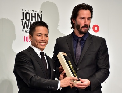 キアヌ・リーヴス、最新作をPR 柔道野村氏から黒帯受け取る