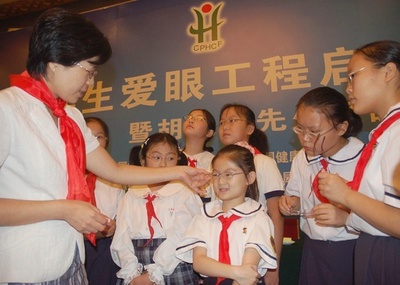 中国、子どもの近視率は世界最悪 学校でスマホの持込禁止なるか？