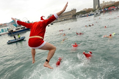 クリスマスは海にダイブ、108回の歴史数える水泳大会 スペイン