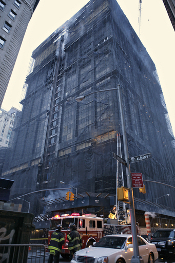 マンハッタンの解体中のビルで火災発生、消防士2人が死亡