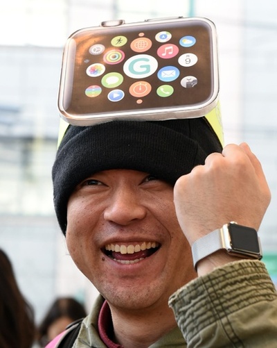 「アップルウオッチ」予約開始、都内販売店に行列