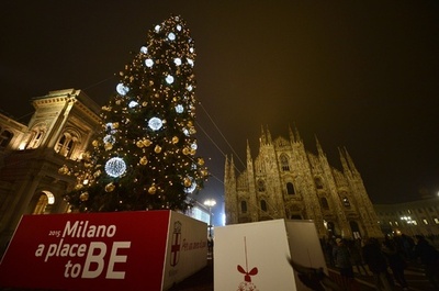 大聖堂前にクリスマスツリー、伊ミラノ