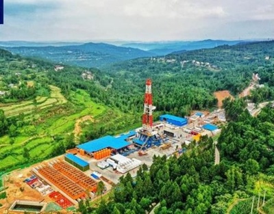 世界で最も困難な深度1万メートル級探査井が掘削開始 中国・四川省