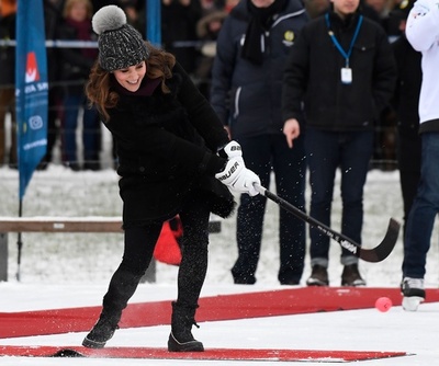 ウィリアム英王子夫妻、スウェーデンでバンディ体験