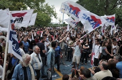 国営放送閉鎖のギリシャ、市民が怒りのデモ ゼネスト計画も