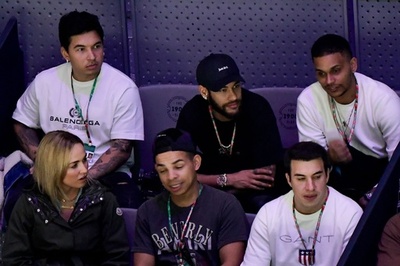 治療中のネイマールがテニス観戦、PSG監督は不満も「彼の父じゃない」