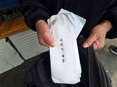 ソウルの「110円コップ酒」、苦境のお年寄りを引き寄せる「心の拠り所」