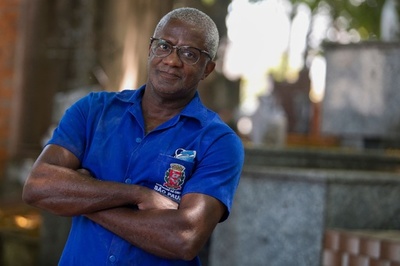 墓掘り人のもう一つの顔は哲学者 ニーチェがコロナ禍の助けに ブラジル