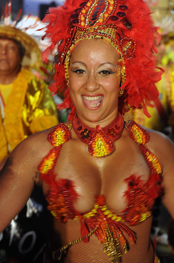 情熱的なダンスで魅せる、ウルグアイ最大のパレード