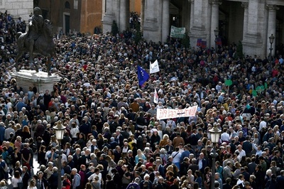 ローマのインフラ老朽化に抗議、数千人がデモ