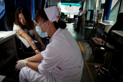 中国で女性同性愛者の献血が解禁に