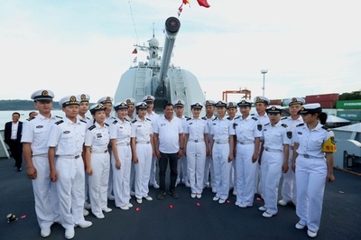 フィリピン大統領、中国のミサイル駆逐艦視察 合同軍事演習も示唆
