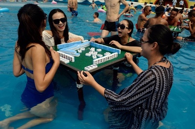 もうプールでやるしかない！ 暑さ逃れてマージャンや将棋 中国
