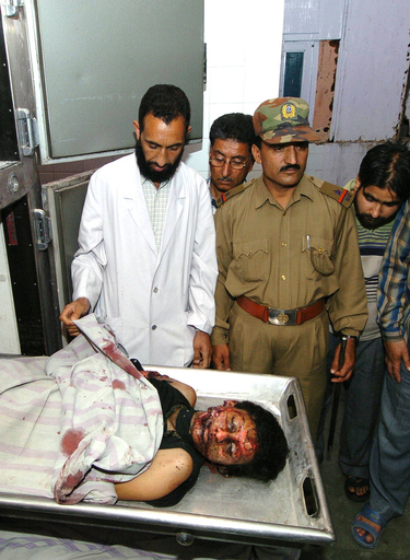 カシミールで観光バス爆破、観光客10人死傷 - インド