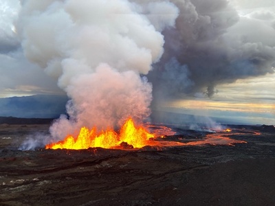 ハワイ・マウナロア火山で噴火続く 住民への脅威なし