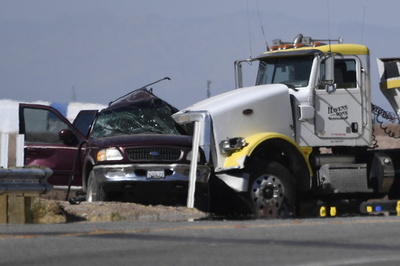 20人超乗ったSUVが衝突事故、13人死亡 米