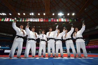 柔道団体戦で日本女子が金メダル、男子は銅 アジア大会