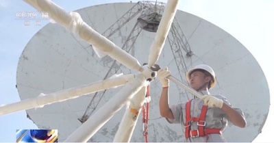 世界最大の電波望遠鏡 初の中間周波数アンテナがつり上げ完了