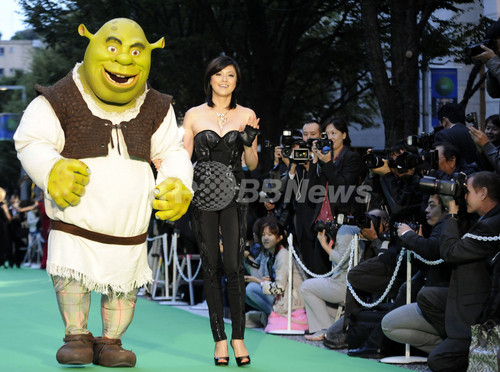東京国際映画祭が開幕、グリーンカーペットに藤原紀香ら 東京国際映画祭が開幕、グリーンカーペットに藤原紀香ら