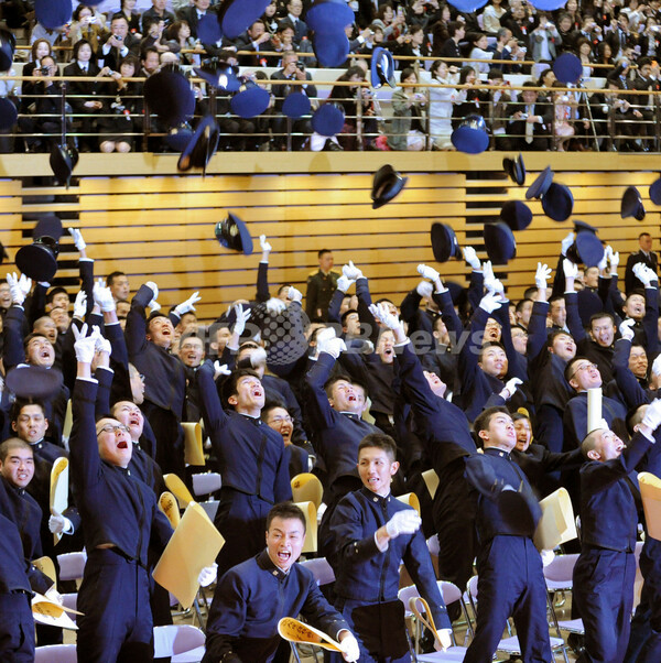 防衛大学校で卒業式、鳩山首相が訓示 神奈川