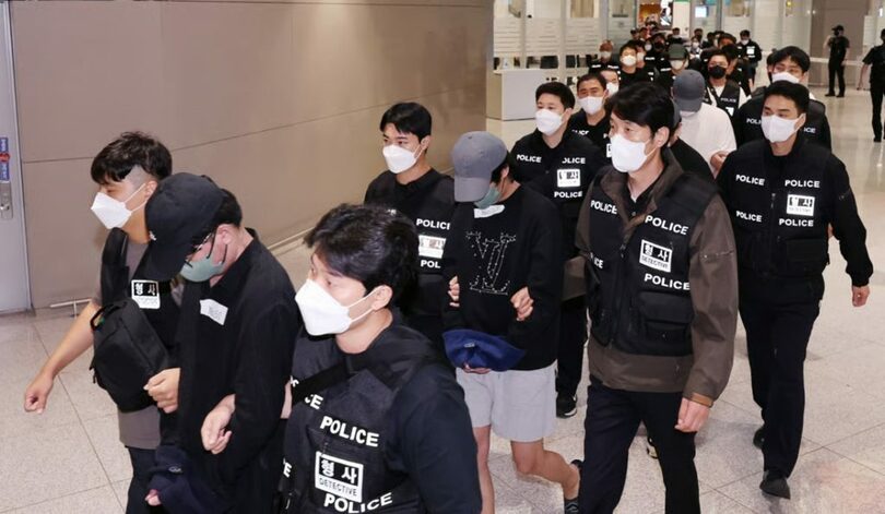 カンボジア当局から送還された韓国人容疑者ら＝2025年10月18日、仁川国際空港第2ターミナル(c)news1