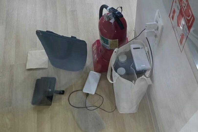 マンションのジムで、浄水器の水を持ち帰り、モバイルバッテリーを充電する利用者を目撃したとの投稿が物議を醸している＝オンラインコミュニティーより (c)MONEYTODAY