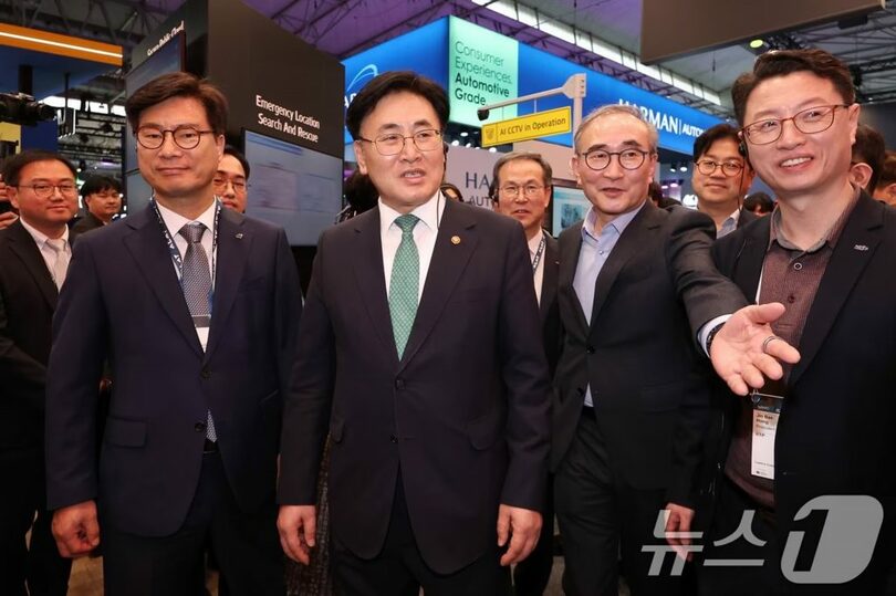 MWCを訪問したユ・サンイム（劉相任）科学技術情報通信相＝中央(c)news1