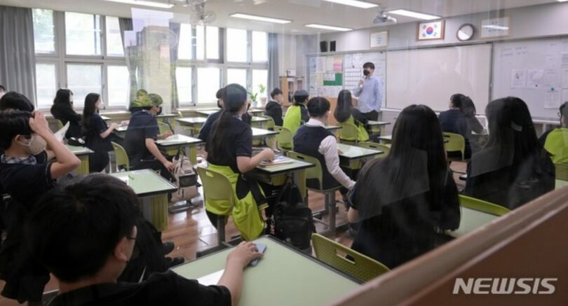 ソウルの中学校で授業を受ける生徒ら（写真共同取材団）(c)NEWSIS