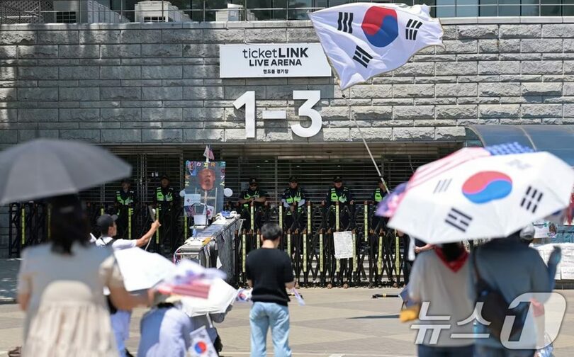 15日、ソウル松坡区のオリンピック公園ハンドボール競技場前で、太極旗を振りながら「不正選挙、再選挙」のスローガンを叫ぶ参加者(c)news1