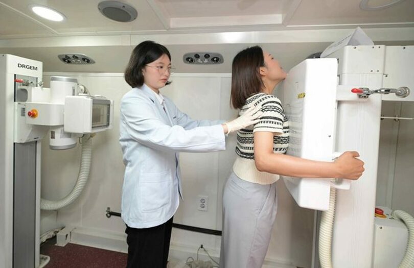 AIによる肺の健康分析が体験できる「肺健康チェックバス」キャンペーンの一環として開催した市民向けイベント＝韓国アストラゼネカ(c)NEWSIS