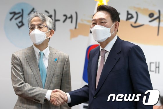 28日午前、日本の相星孝一・駐韓国大使（左）と面会する韓国のユン・ソンニョル（尹錫悦）次期大統領(c)news1