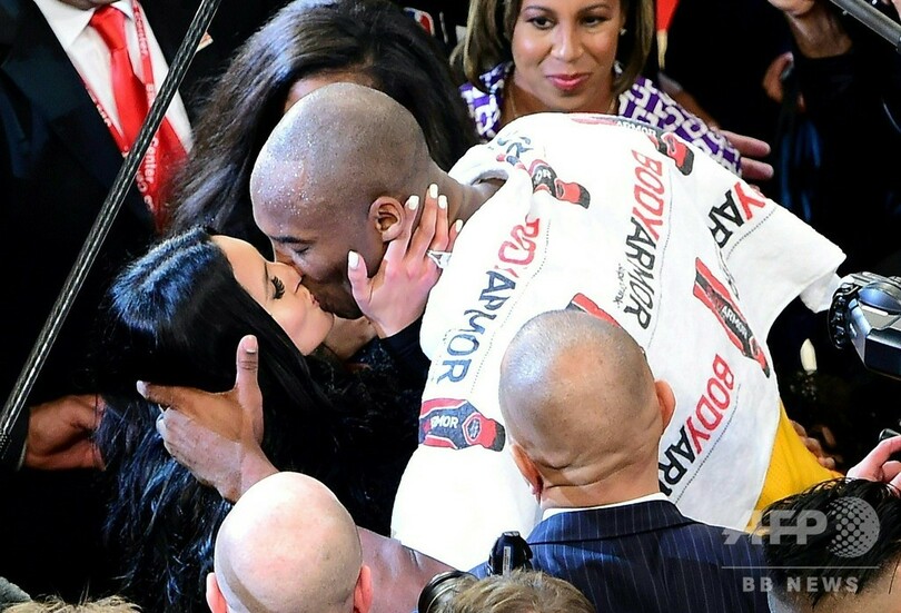 コービー氏が引退スピーチで使用のタオル、約360万円で落札