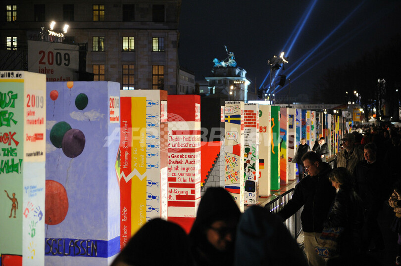 「ベルリンの壁」崩壊20年を祝う巨大ドミノ倒し