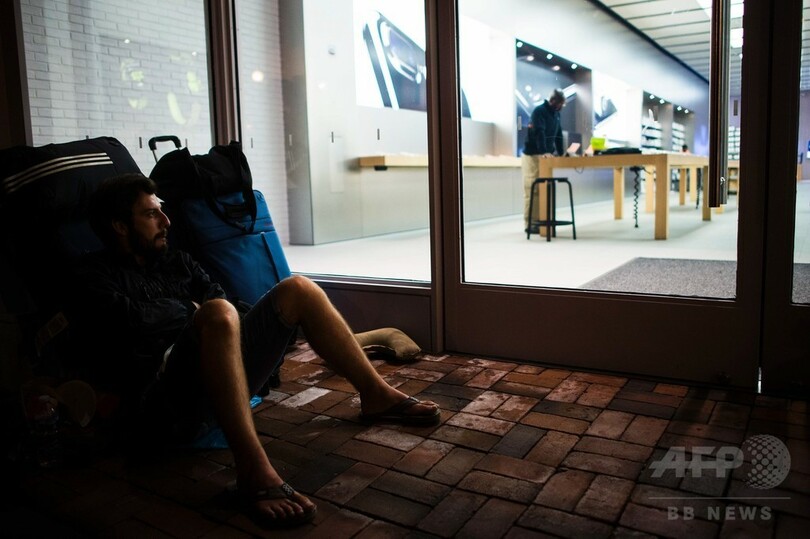 iPhone 7、世界各地で販売開始 人気モデルは早くも品薄