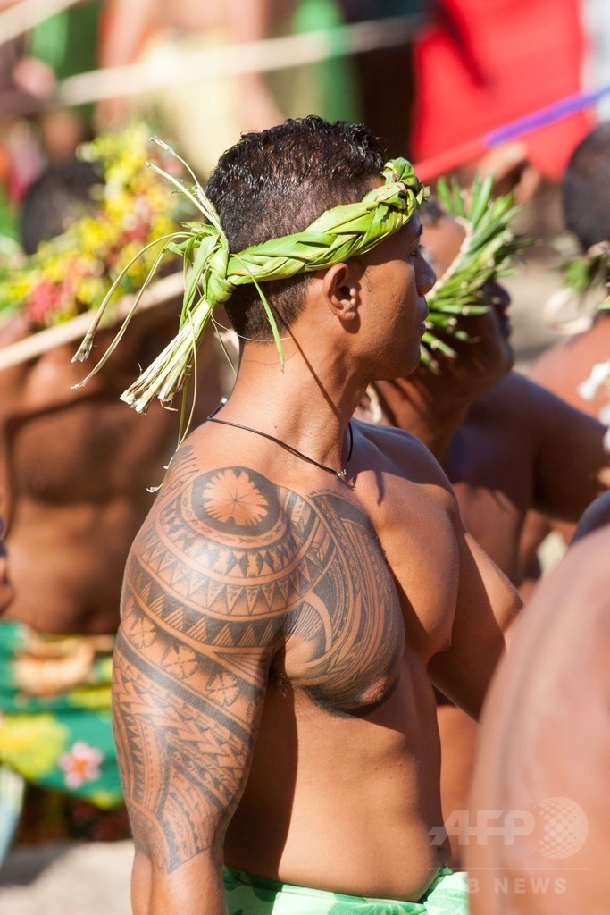 タヒチで伝統スポーツ大会、やり投げや石上げ 仏領ポリネシア
