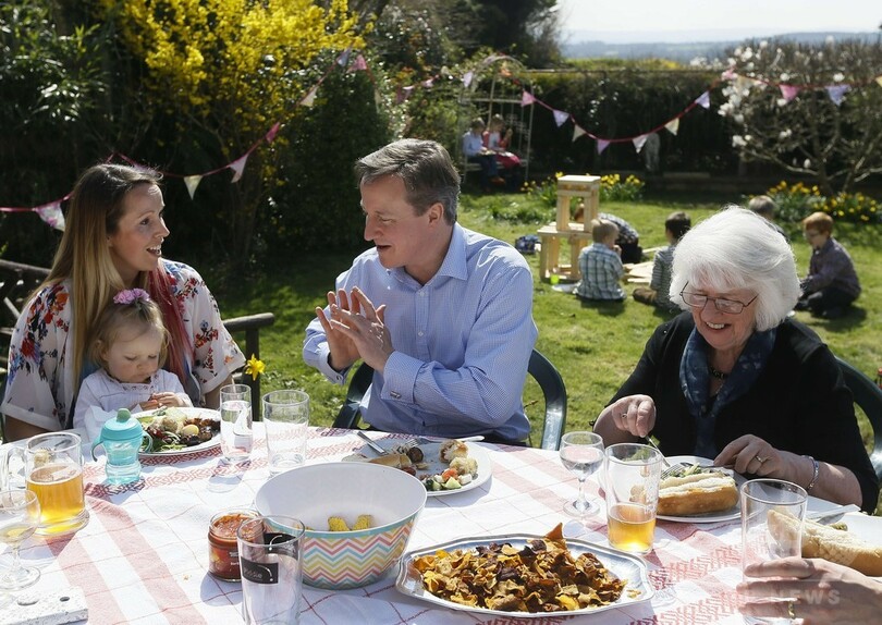 ナイフとフォークでホットドッグ、英首相が冗談の種に