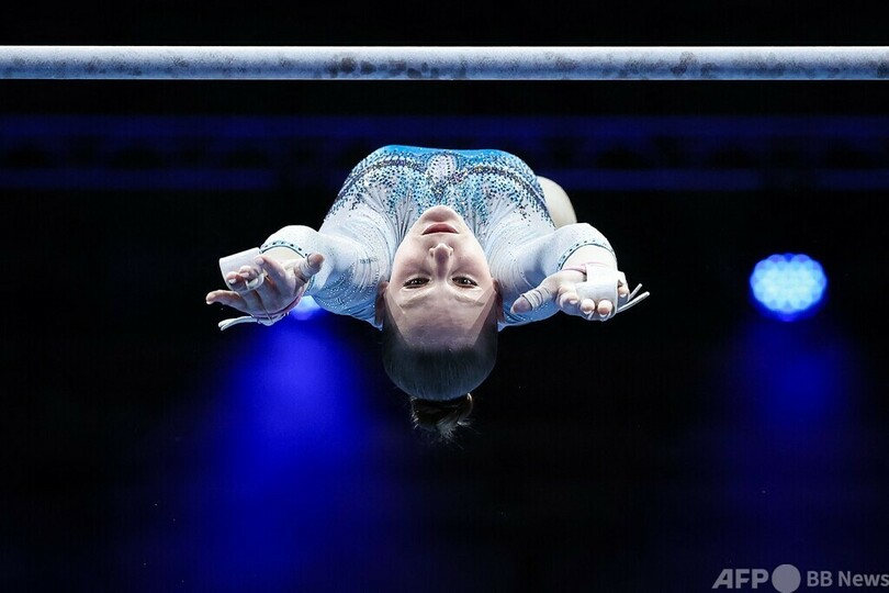 【今日の1枚】空中の静止技？ ドイツで体操選手権