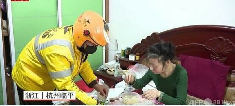 デリバリー配達員100人が交代で寝たきり顧客の食事の世話をする