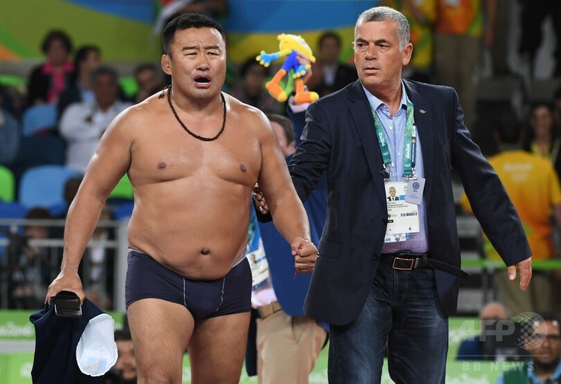 モンゴルのコーチがパンツ一丁姿で猛抗議、リオ五輪レスリング男子