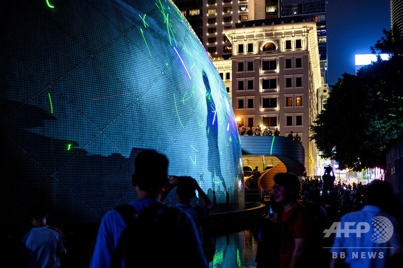 香港デモ、新たな抗議「レーザーショー」が夜を彩る