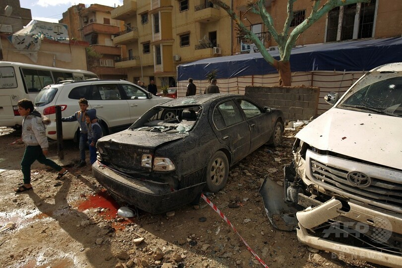 モスク前で自動車爆弾2台が爆発、30人以上死亡 リビア・ベンガジ