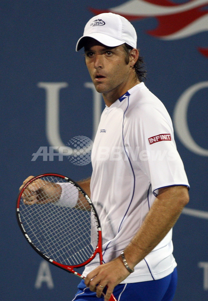 ヒューイット カレリに敗れ2回戦敗退に