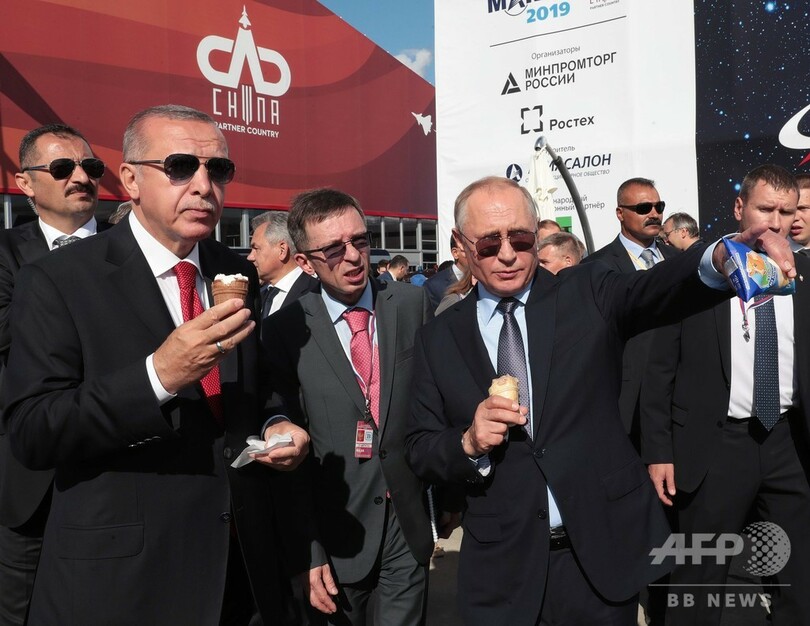 ロシアとトルコの大統領、航空ショーを視察 仲良くアイスを買い食い
