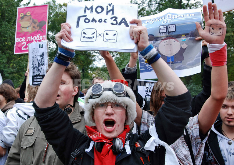 米アニメ放送再開を求め、ロシアで若者がデモ行進 米アニメ放送再開を求め、ロシアで若者がデモ行進