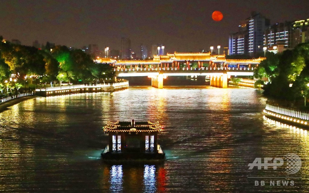 秋の夜を彩る…光あふれる河畔 蘇州・環城河 秋の夜を彩る…光あふれる河畔 蘇州・環城河