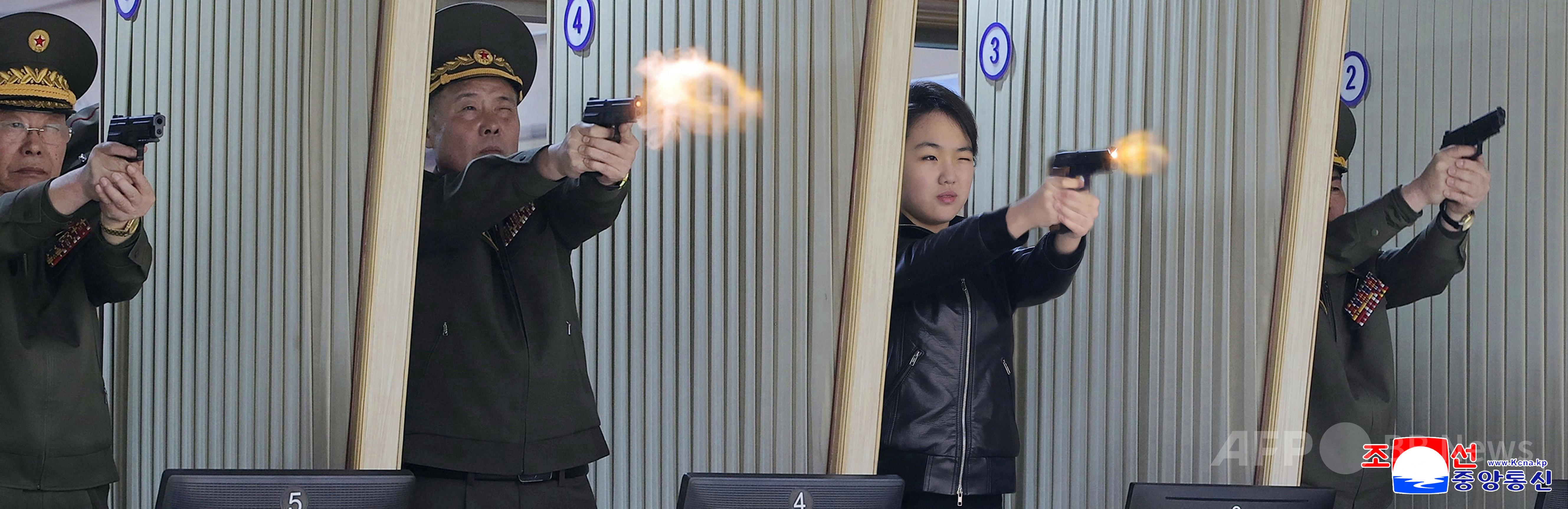 北朝鮮、金正恩氏の娘ジュエ氏が拳銃を試射する姿を公開 写真5枚 国際