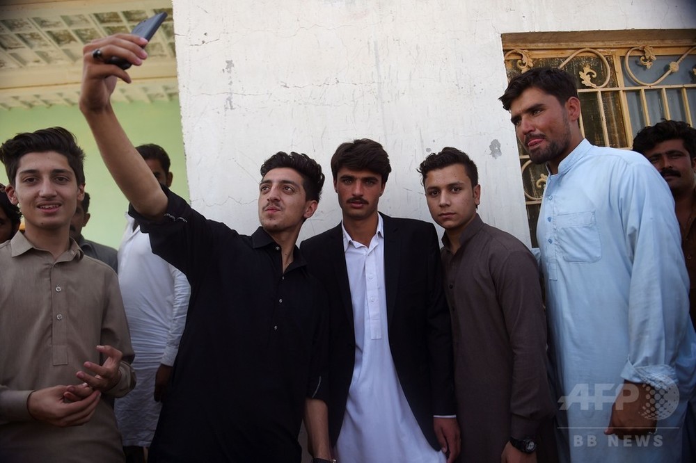 パキスタンのチャイ売り青年 世界中で イケメン と話題に 社会問題にも 写真5枚 国際ニュース Afpbb News