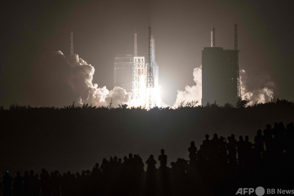 中国、無人月面探査機「嫦娥5号」打ち上げ 土壌サンプル回収目指す